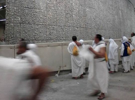 Jamaah haji saat melontar jumroh.